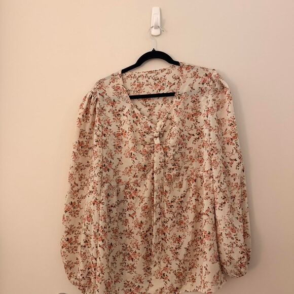 Source Unknown Tops - Flowy Floral blouse long sleeves tie front. Size: XXL